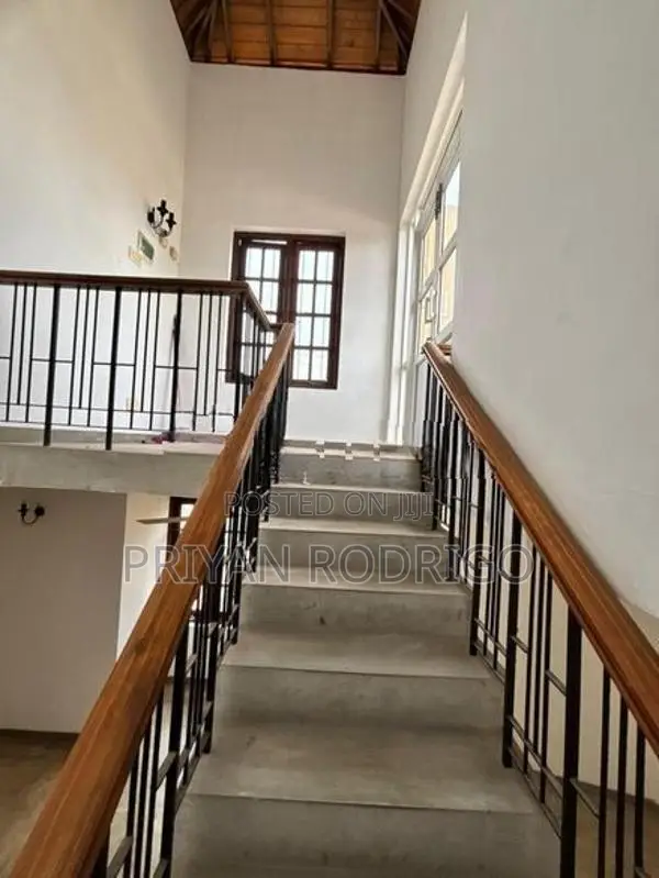 Rajagiriya Kalapaluwawa 04 Bedroom Upstair House at 1st Lane for Sale