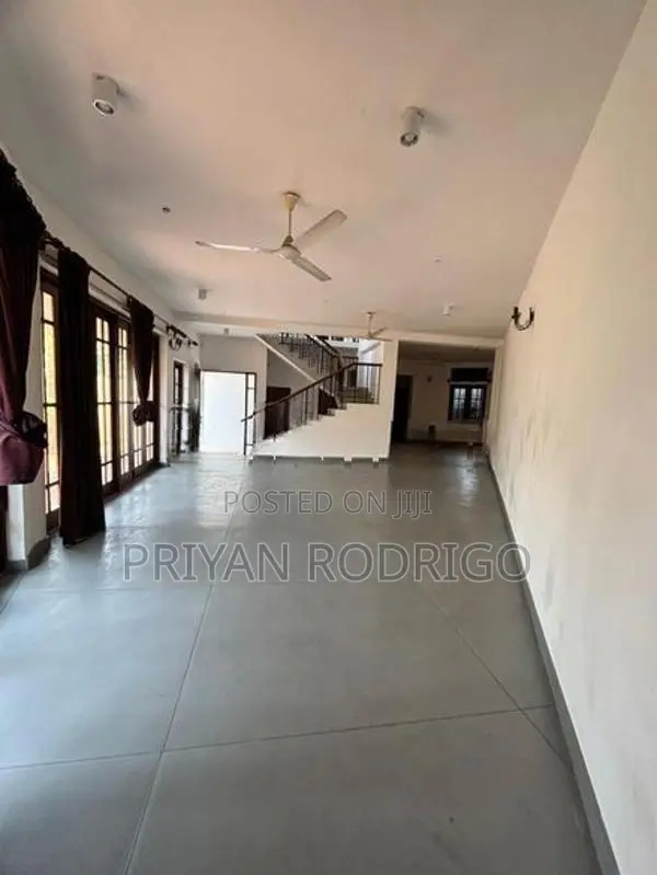 Rajagiriya Kalapaluwawa 04 Bedroom Upstair House at 1st Lane for Sale