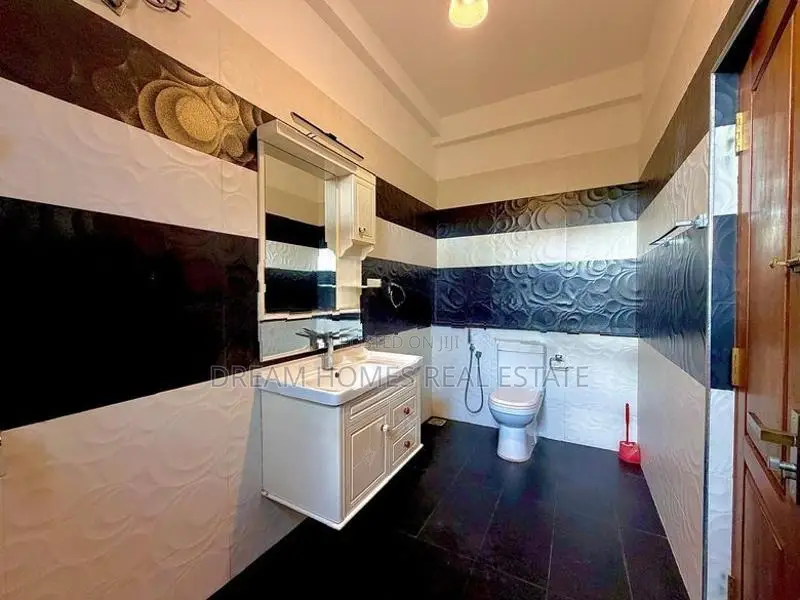Luxury Home with Garden for Sale in Kotte