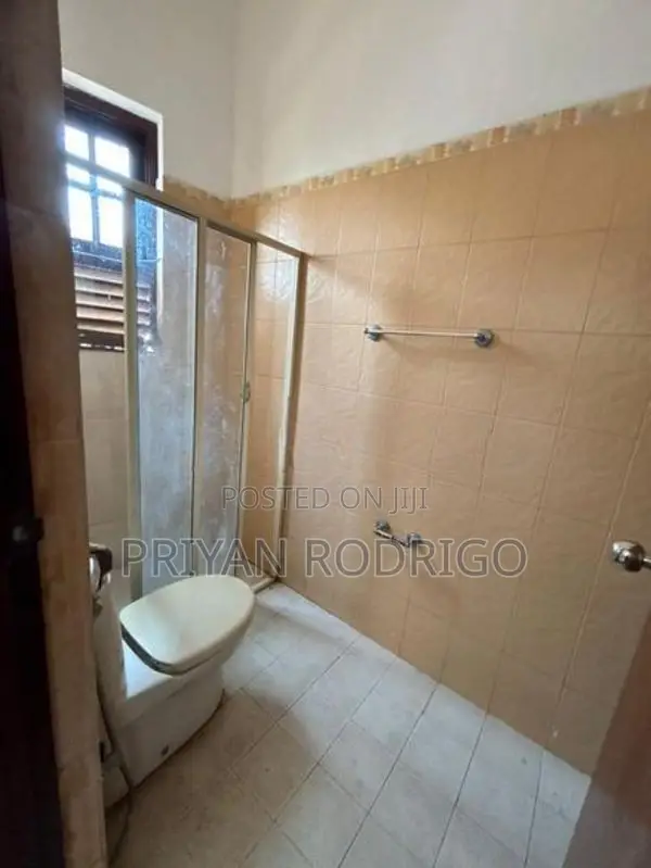 Rajagiriya Kalapaluwawa 04 Bedroom Upstair House at 1st Lane for Sale