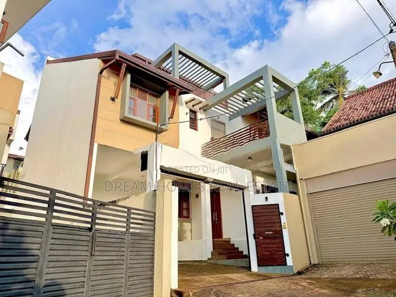 Luxury Home with Garden for Sale in Kotte
