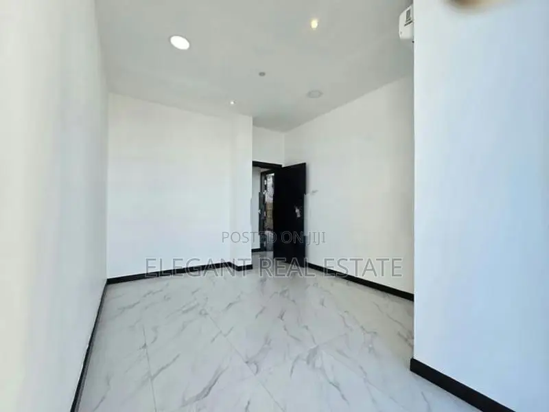 Peak - 03 Bedroom Unfurnished Apartment for Sale in Colombo (A2999)