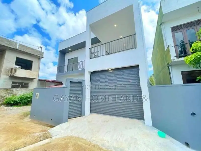 අලුත්ම නවීන පන්නයේ දෙමහල් නිවසක් විකිණීමට පිලියන්දල
