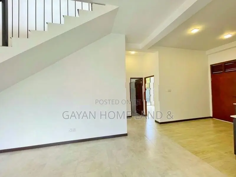 අලුත්ම නවීන පන්නයේ දෙමහල් නිවසක් විකිණීමට පිලියන්දල