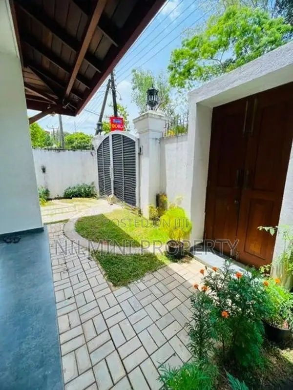 8 Bed Room Bath House for Rent Araliya Uyana Pannipitiya