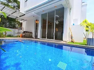 5 Bedroom Modern House with Pool Piliyandala