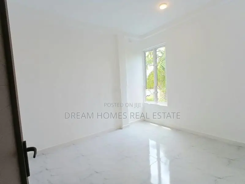 5 Bedroom Modern House with Pool Piliyandala