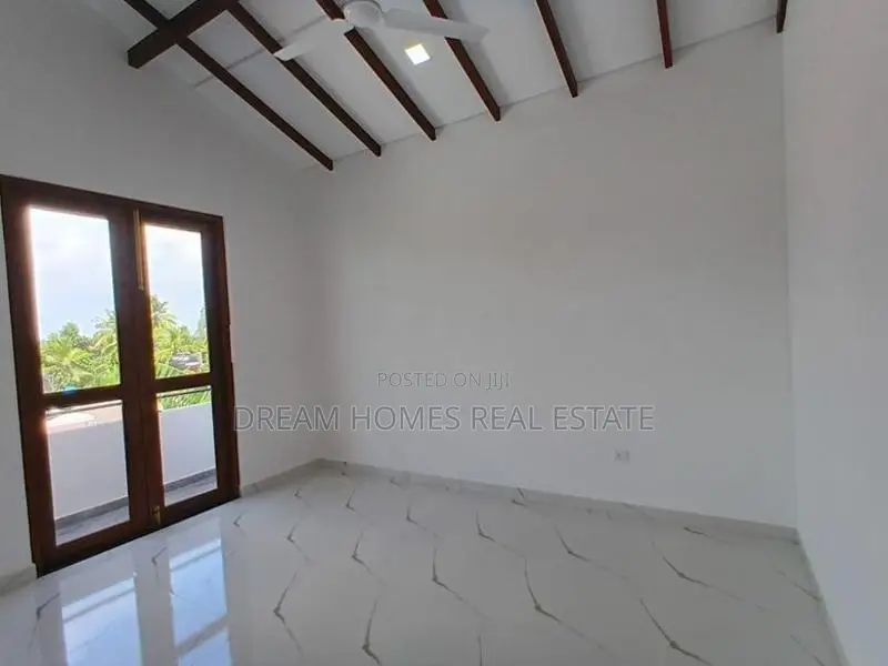Modern 4 Bedroom Home for Sale in Kesbewa