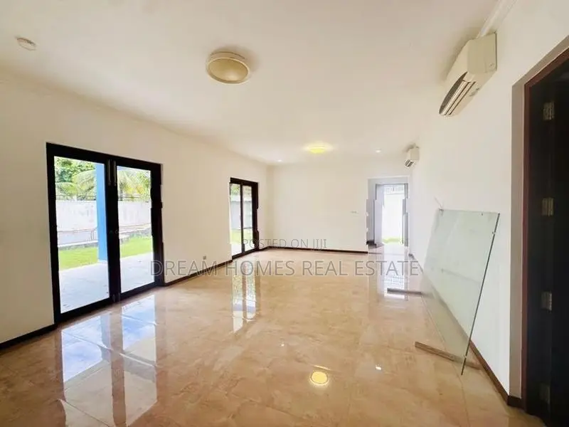 Spacious Luxury House with Private Pool – Pelawatte