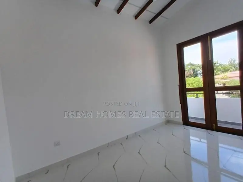 Modern 4 Bedroom Home for Sale in Kesbewa