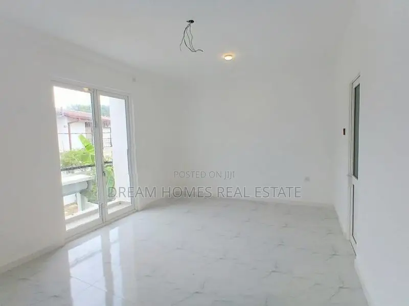 5 Bedroom Modern House with Pool Piliyandala