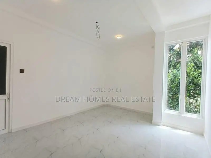 5 Bedroom Modern House with Pool Piliyandala