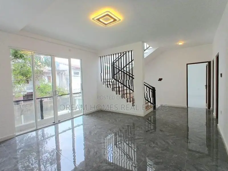 5 Bedroom Modern House with Pool Piliyandala