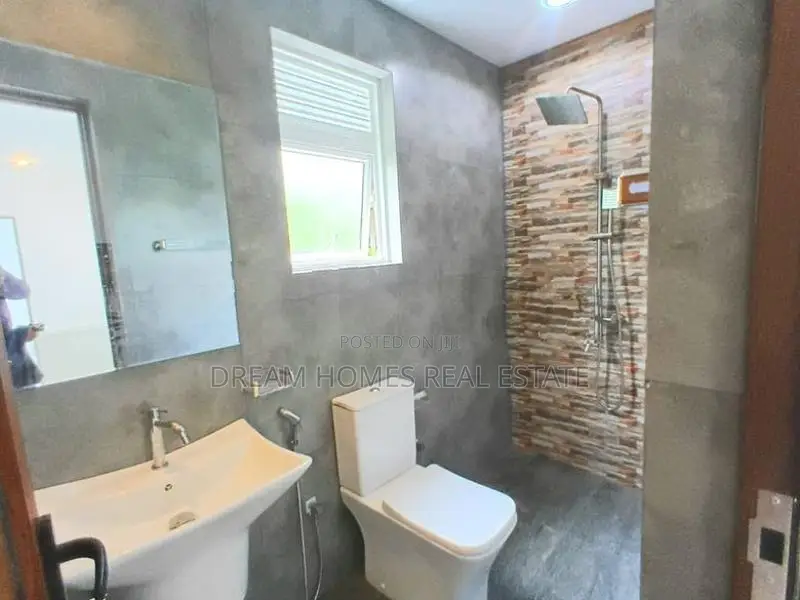 5 Bedroom Modern House with Pool Piliyandala