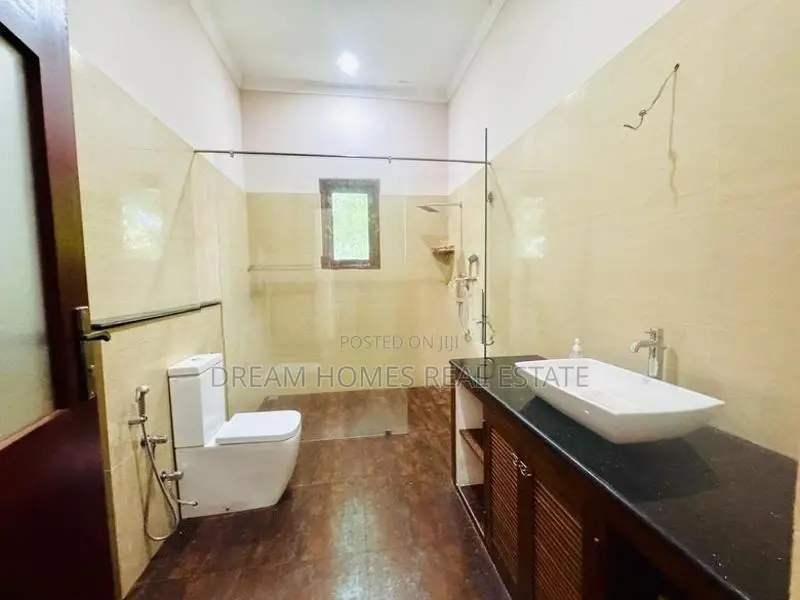 Spacious Luxury House with Private Pool – Pelawatte