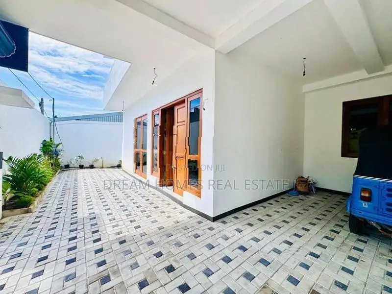 Luxury Residence with Rooftop Suite – Boralesgamuwa