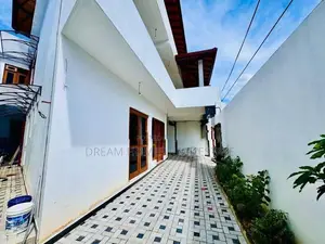 Luxury Residence with Rooftop Suite – Boralesgamuwa