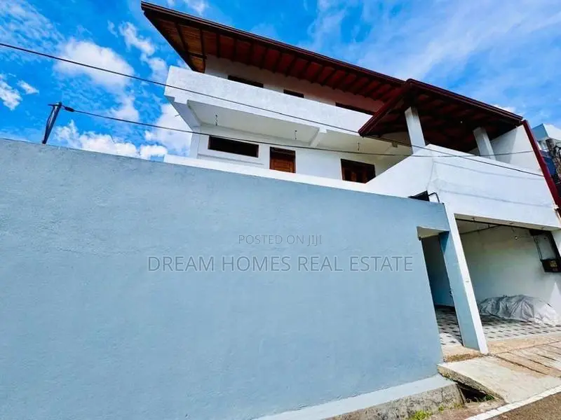 Luxury Residence with Rooftop Suite – Boralesgamuwa