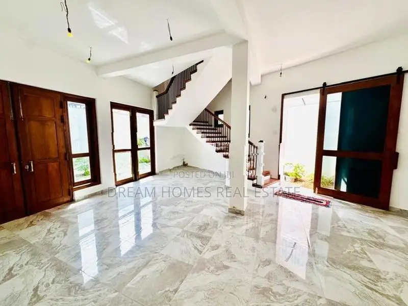 Luxury Residence with Rooftop Suite – Boralesgamuwa