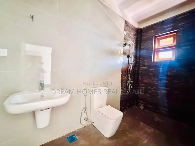 Luxury Residence with Rooftop Suite – Boralesgamuwa