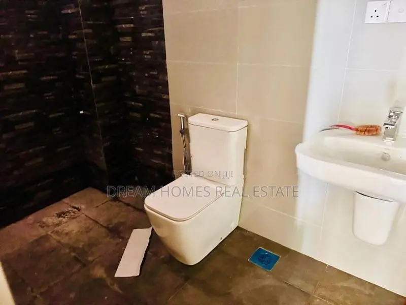 Luxury Residence with Rooftop Suite – Boralesgamuwa