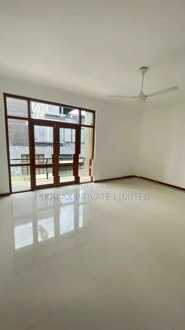 Luxury |Unfurnished| House For Rent in Battaamulla - EH432