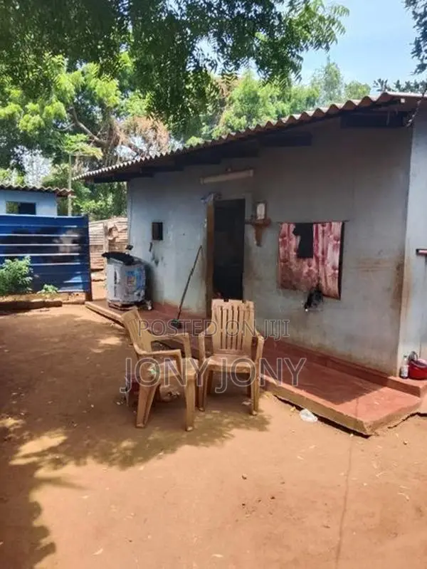 பலாலி கோண்டாவில் அம்மாச்சி இடையில் 800 மீட்டர் தூரத்தில் வீடு விற்பனை