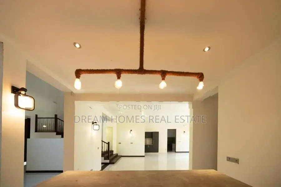 4BR Luxury Home with Garden Oasis Indoor Pond Boralasgamuwa