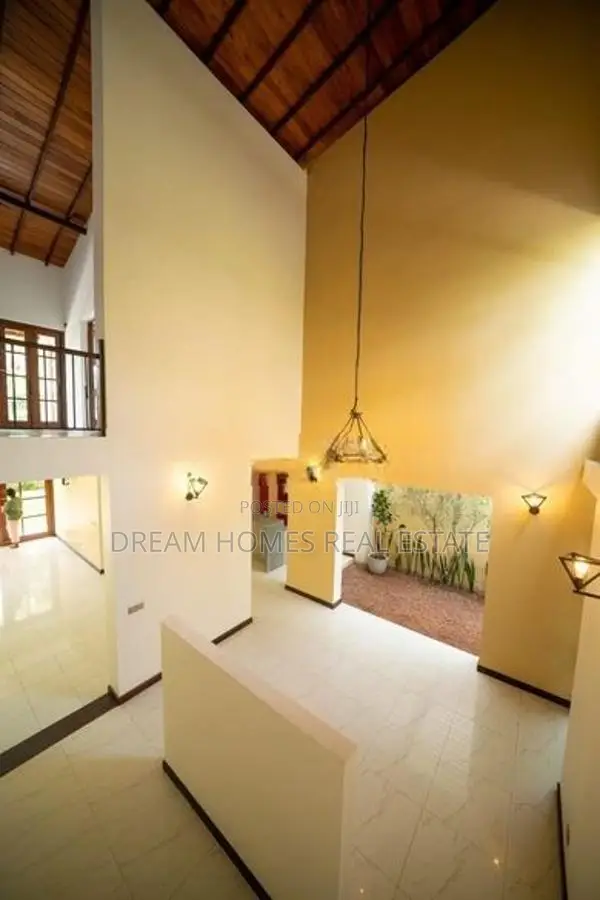 4BR Luxury Home with Garden Oasis Indoor Pond Boralasgamuwa