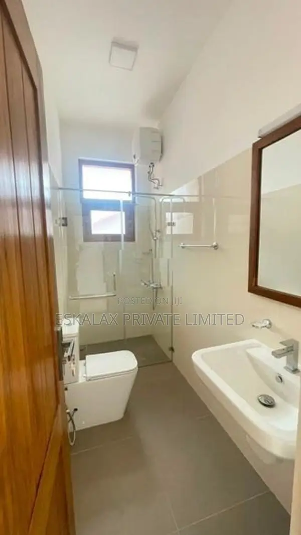 Luxury |Unfurnished| House For Rent in Battaamulla - EH432