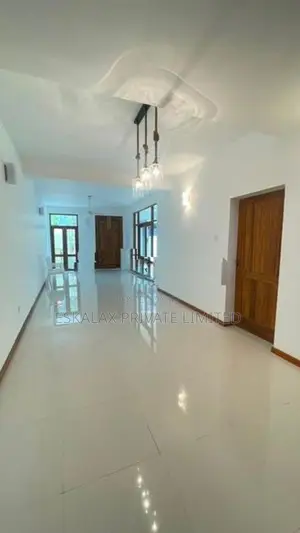 Luxury |Unfurnished| House For Rent in Battaamulla - EH432