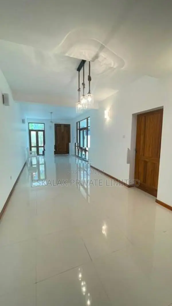 Luxury |Unfurnished| House For Rent in Battaamulla - EH432