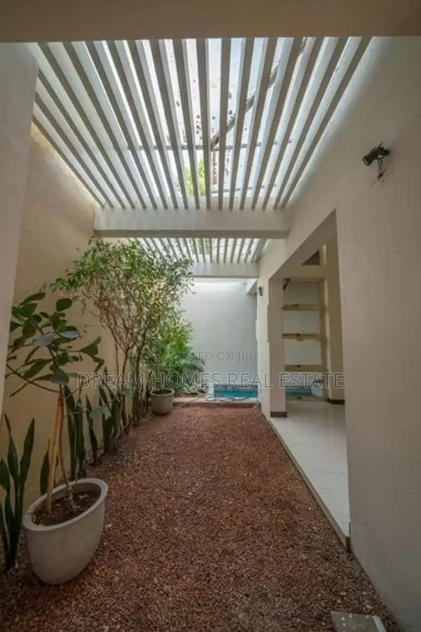 4BR Luxury Home with Garden Oasis Indoor Pond Boralasgamuwa