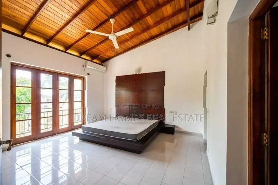 4BR Luxury Home with Garden Oasis Indoor Pond Boralasgamuwa