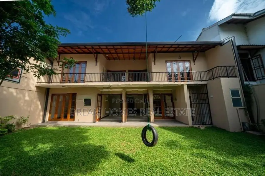 4BR Luxury Home with Garden Oasis Indoor Pond Boralasgamuwa