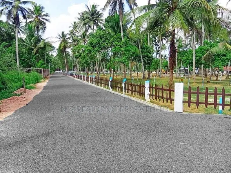Main Road Facing Land in Mallawagedara - H 05