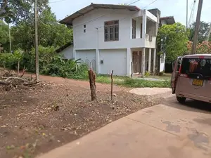 Land in ජා- ඇල ඒකල, අරලිය උයන අයිස් ක්‍රීම් වැඩපල ඉදිරිපිට