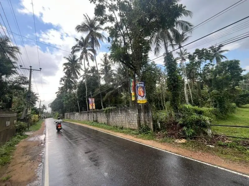 Prime 4 Acre 30 Perch Commercial Land for Sale – Watareka, Padukka