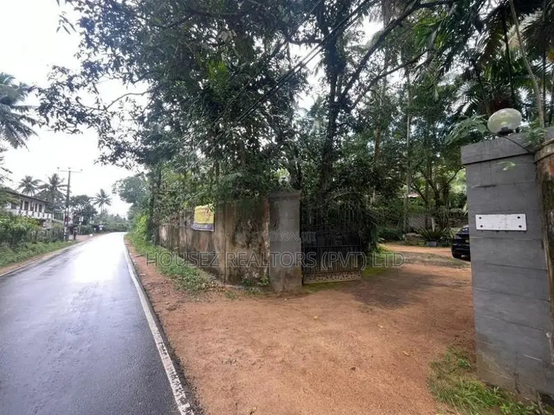 Prime 4 Acre 30 Perch Commercial Land for Sale – Watareka, Padukka