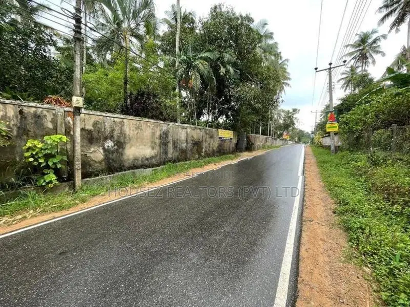 Prime 4 Acre 30 Perch Commercial Land for Sale – Watareka, Padukka