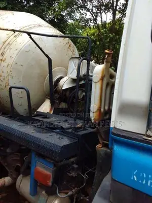 Isuzu Concrete Mixer Truck 1996 Heavy-Duty (Used)