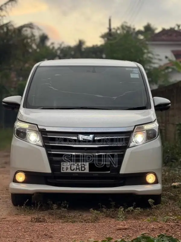 Toyota Noah 2014 Van (Used)