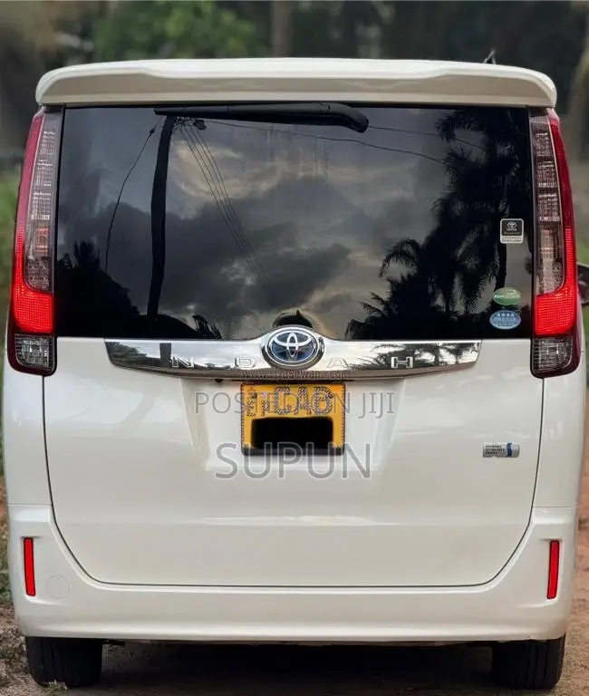 Toyota Noah 2014 Van (Used)
