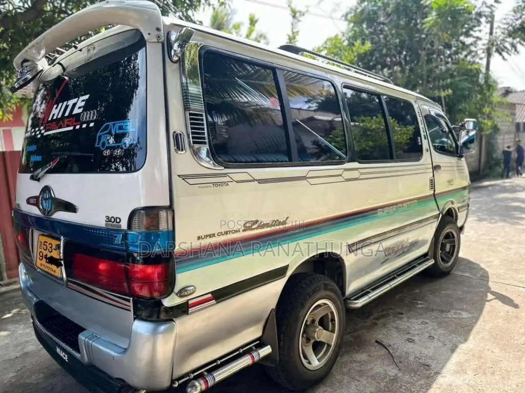 Toyota Dolphin Hiace LH102 1990 Van (Used)