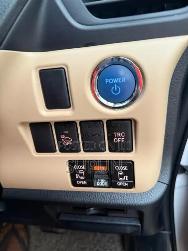 Toyota Noah 2014 Van (Used)