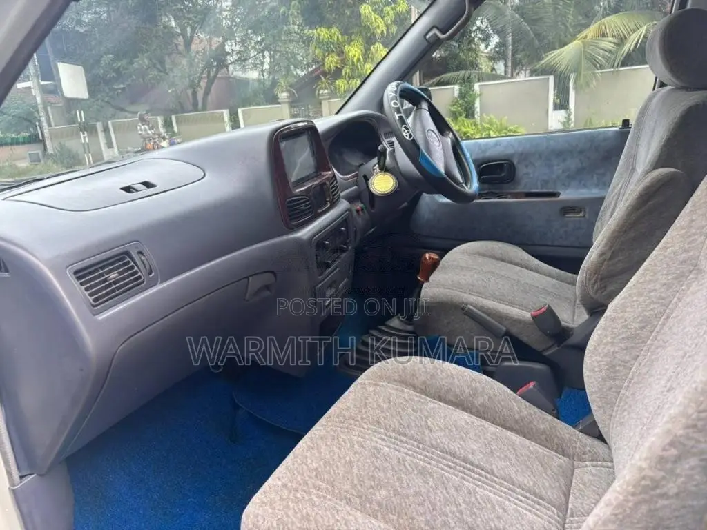 Toyota Noah 2001 Van (Used)