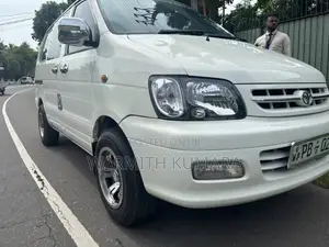 Toyota Noah 2001 Van (Used)