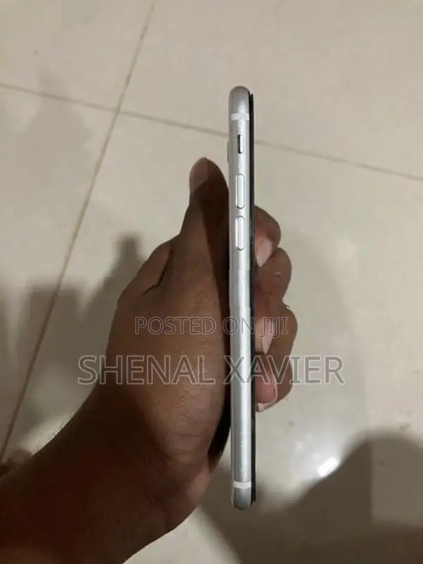 Apple iPhone SE 2 (Used)