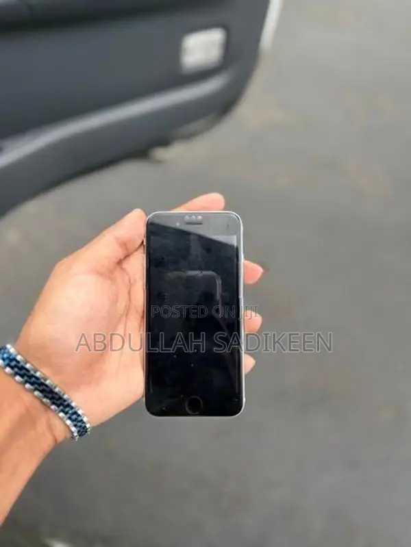 Apple iPhone SE (Used)