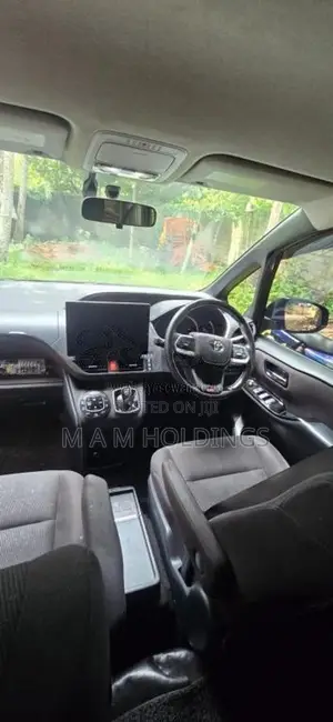 Toyota Voxy 2015 Van (Used)